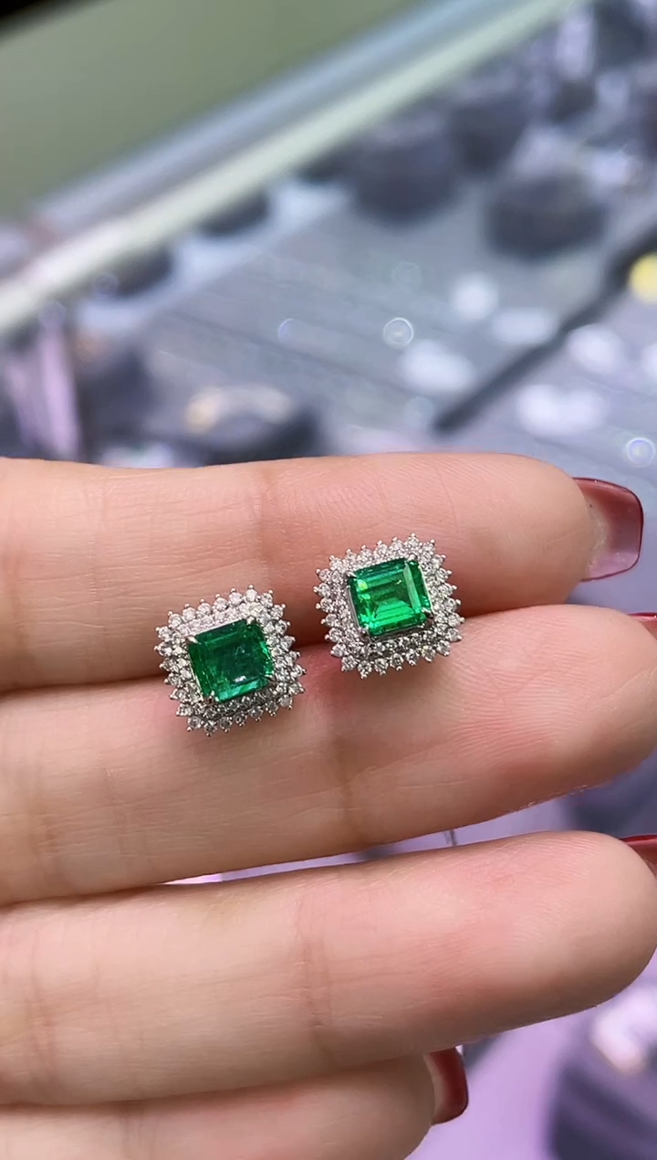 【闪购商品】祖母绿耳钉18K金镶嵌1.15克拉