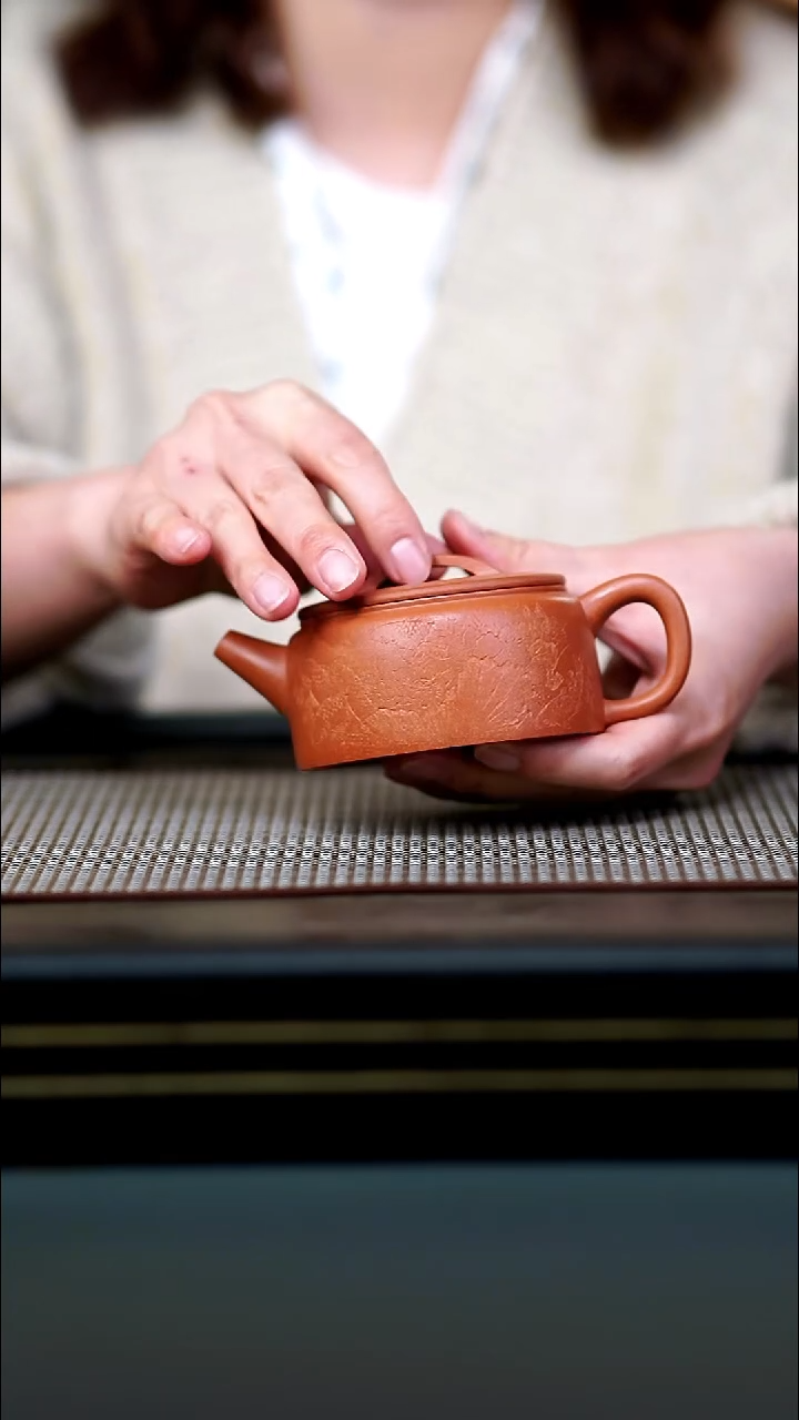 茶壶紫砂微瑕全手血降坡九鱼图汉瓦190cc