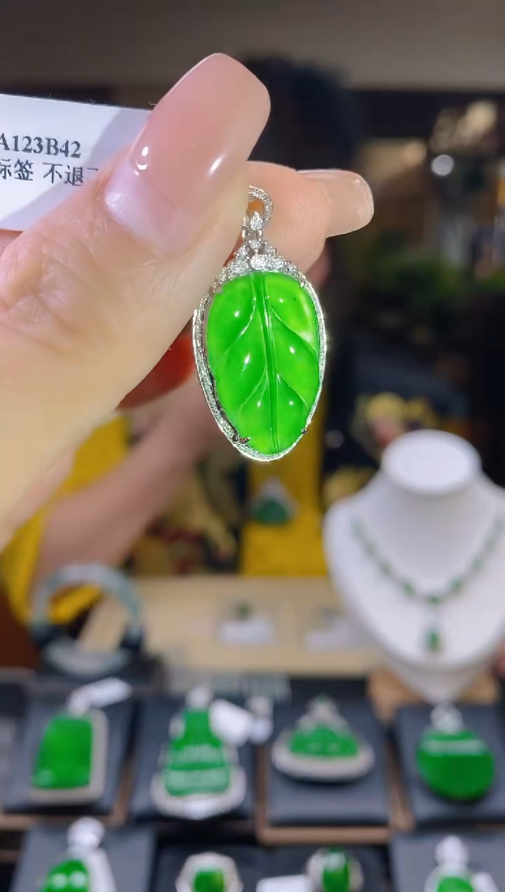 【闪购商品】翡翠吊坠(不含链)18K金镶嵌翡翠吊坠