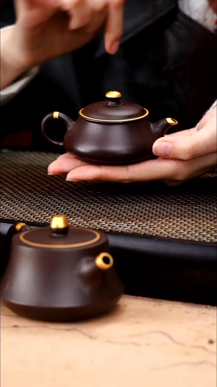 茶壶紫砂四号井茄皮紫泥描金明炉100cc