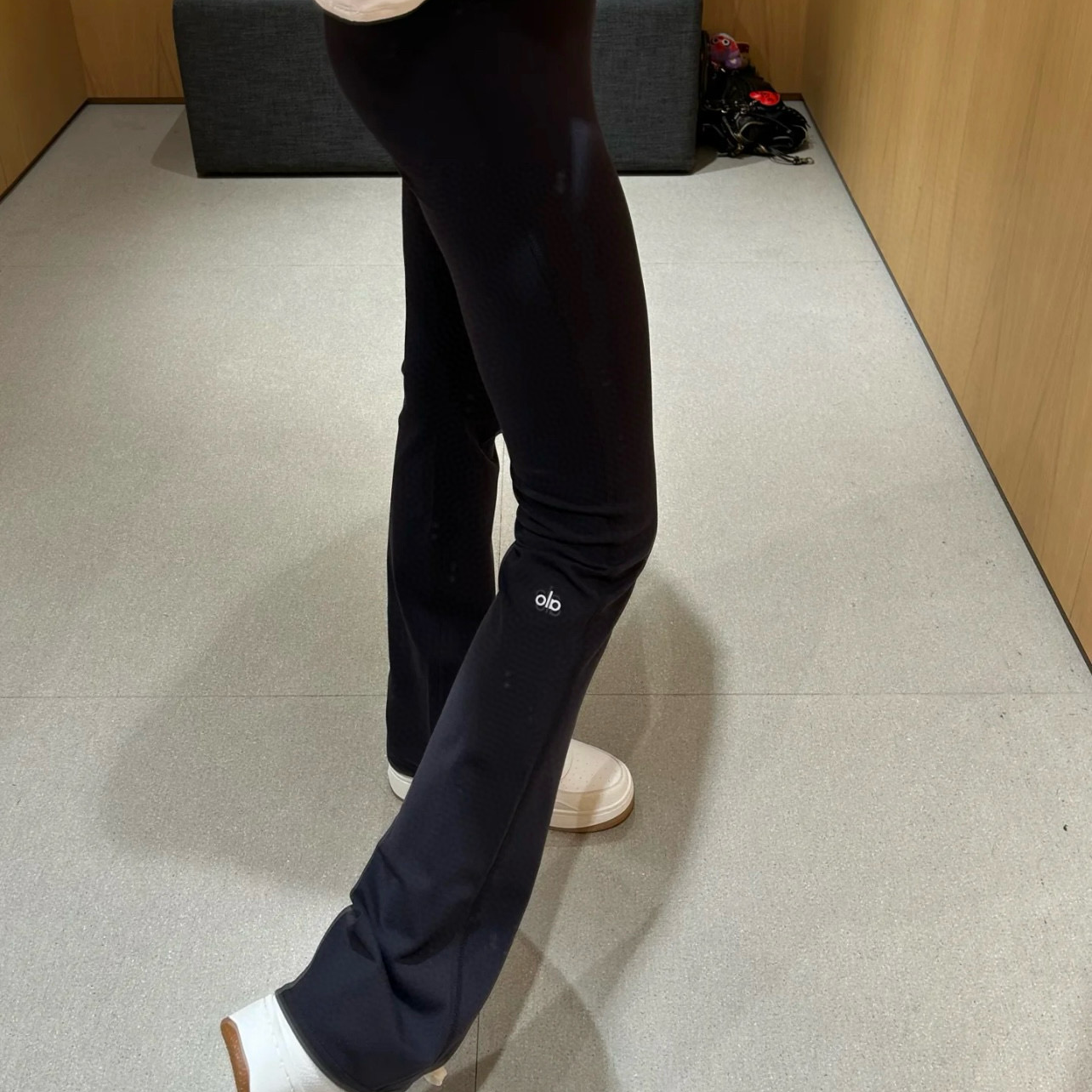 alo腿标反光字母印花瑜伽喇叭裤微喇