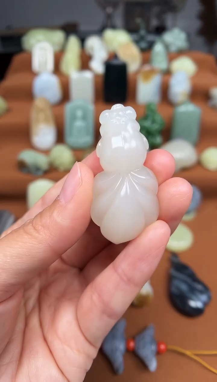 和田玉未镶嵌颈饰鱼