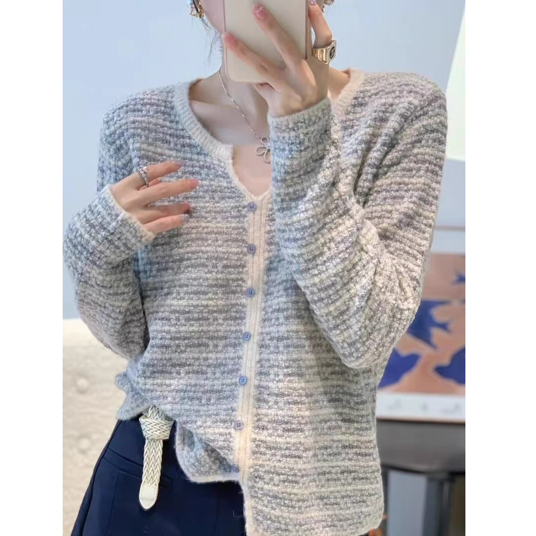 剪刀领小香风秋季新款温柔设计感针织衫外穿百搭上衣女针织套头