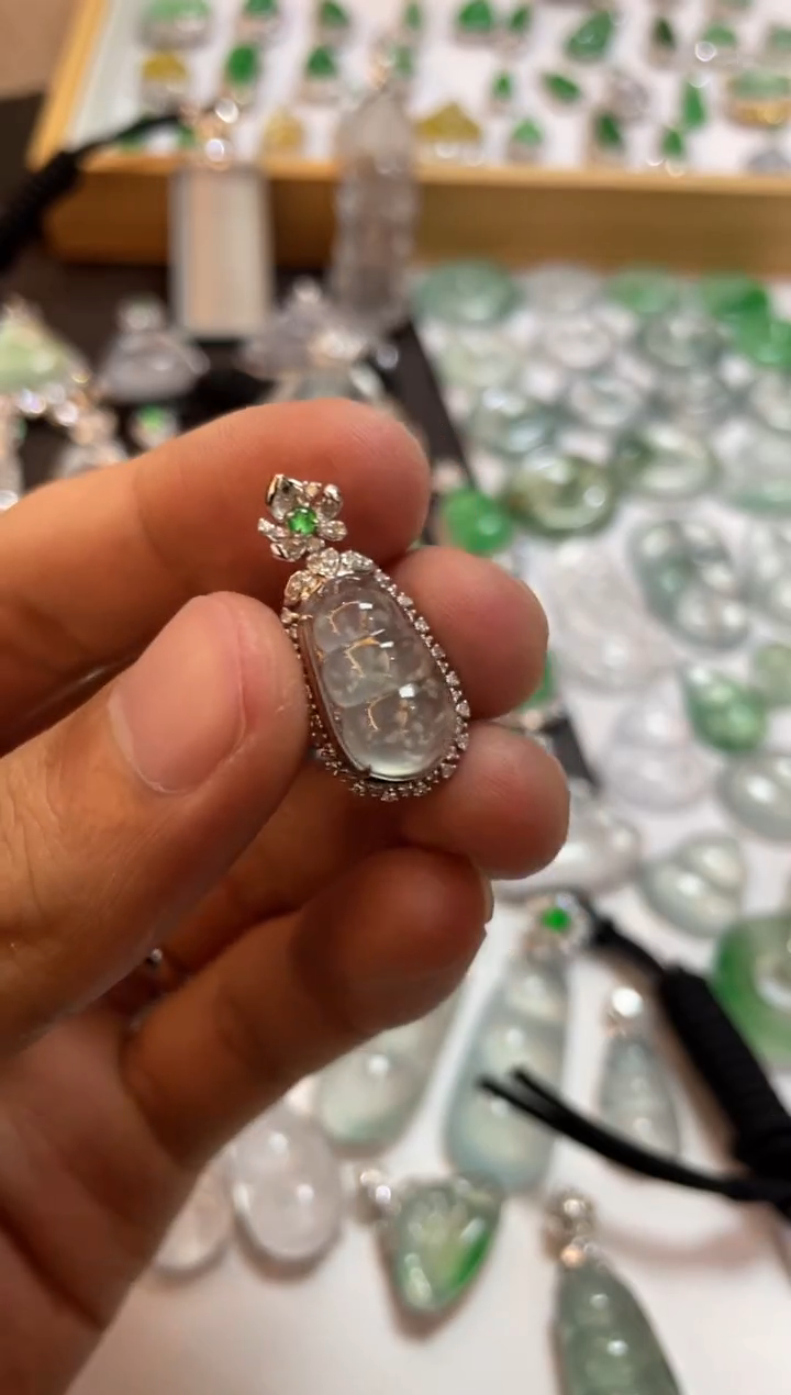 【闪购商品】翡翠吊坠(不含链)18K金镶嵌豆子