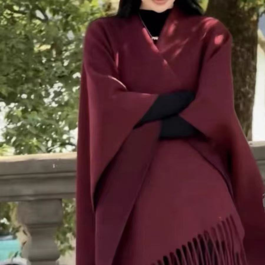 法式披肩外搭秋冬复古新款纯色两用流苏巨厚斗篷保暖披风名媛洋气