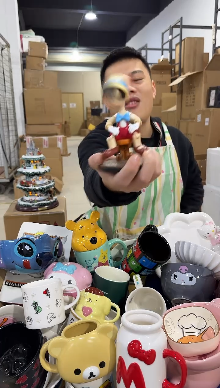 瓷片摇头匹诺曹摆件