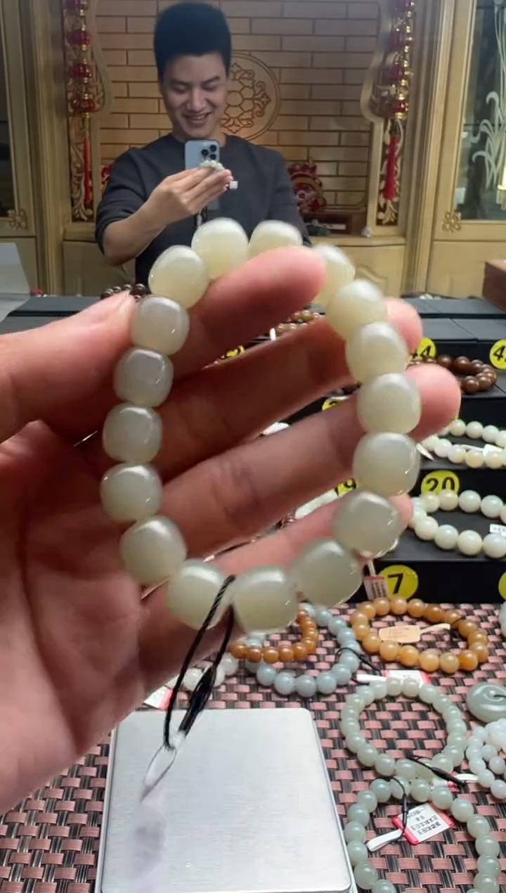 【闪购商品】和田玉手串未镶嵌且末料青白玉老型珠卡11*12手串