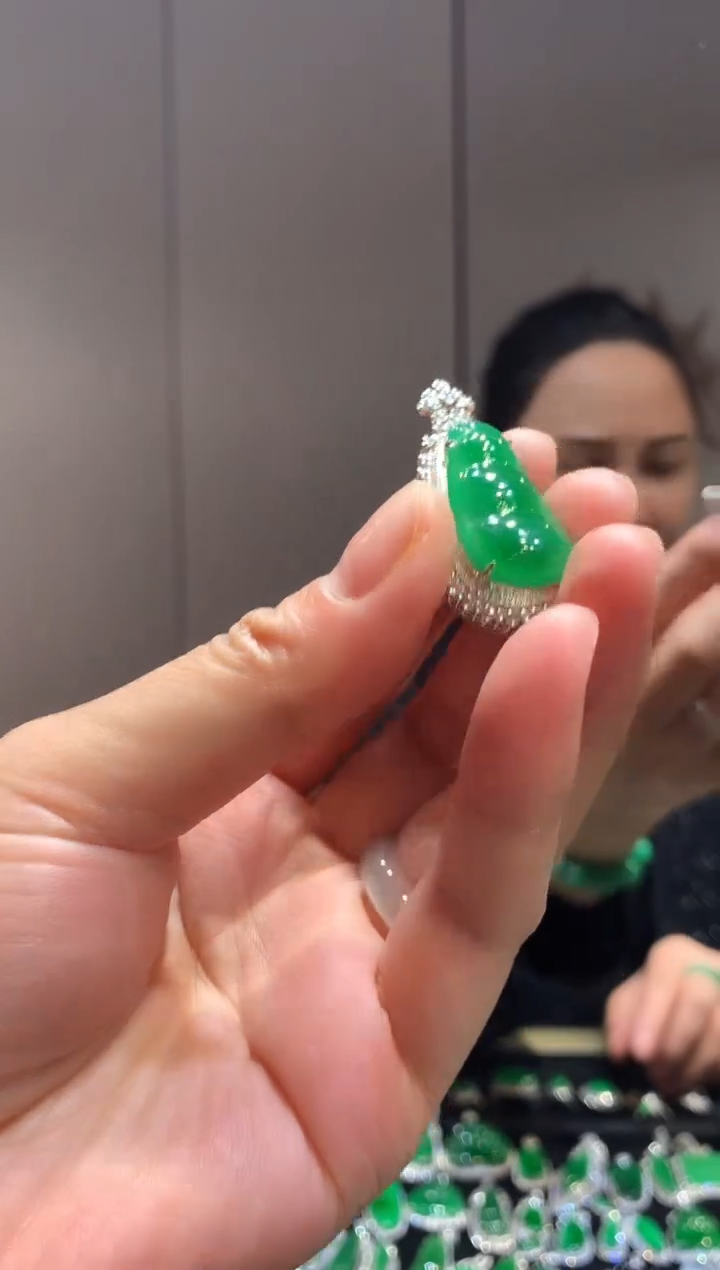 【闪购商品】翡翠吊坠(不含链)18K金镶嵌福豆