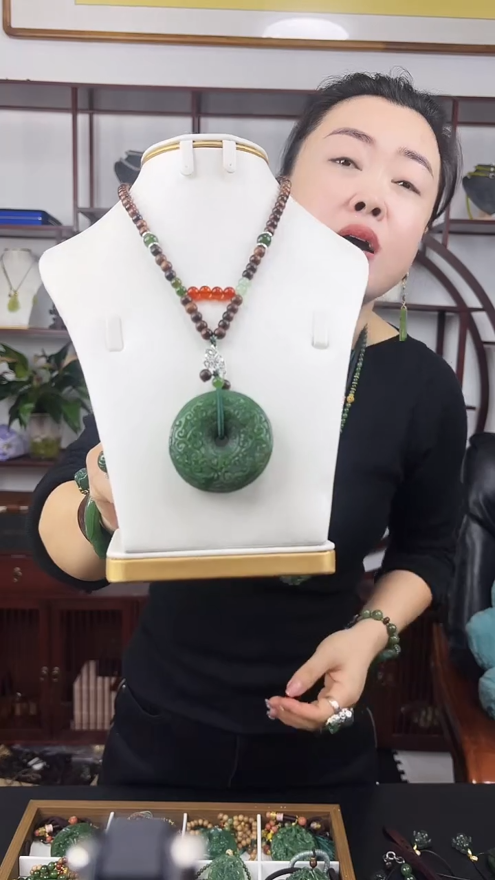 颈饰未镶嵌和田玉扣