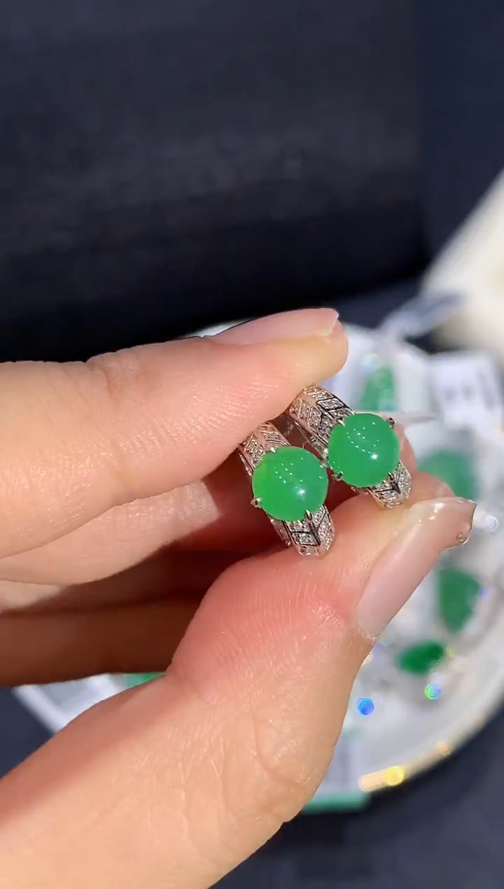 18K金镶嵌翡翠耳饰L1072多样性发其一