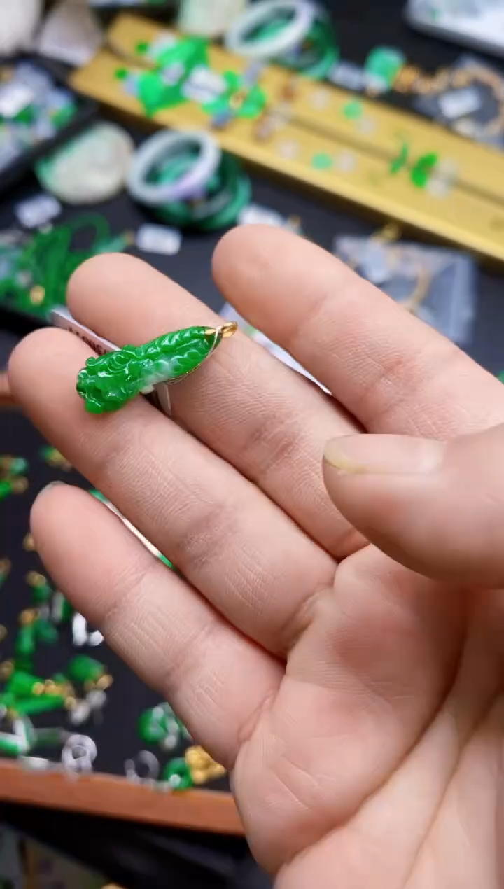 【闪购商品】翡翠颈饰18K金镶嵌吊坠