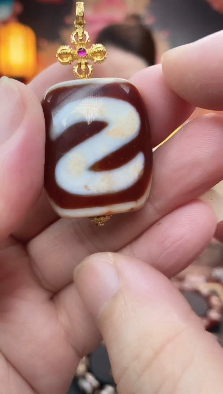 玛瑙/玉髓吊坠18K金镶嵌玛瑙金钱钩吊坠