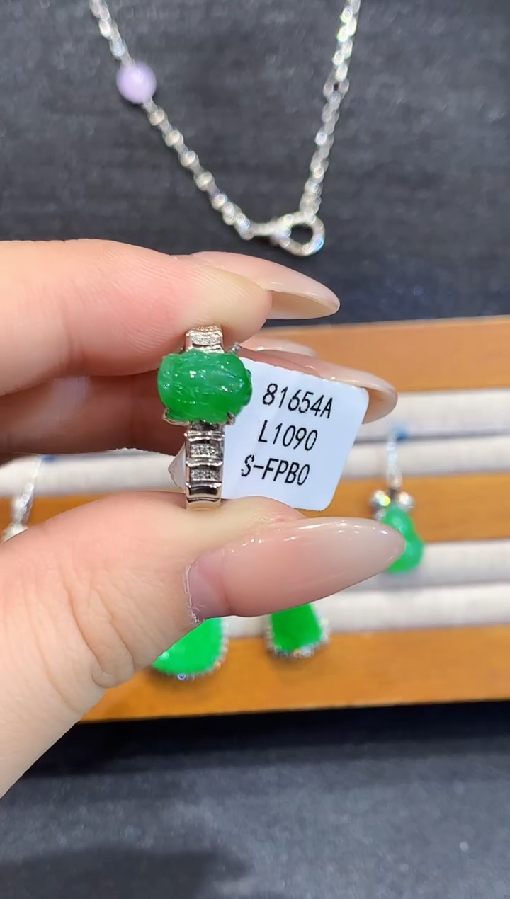 18K金镶嵌戒指翡翠L多样性发其一