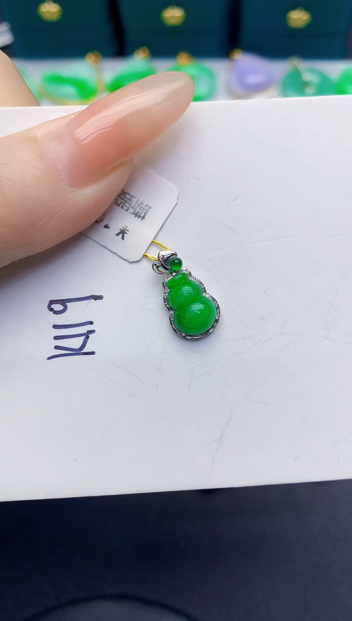 颈饰18K金镶嵌翡翠萍**逢缅甸天然翡翠A货