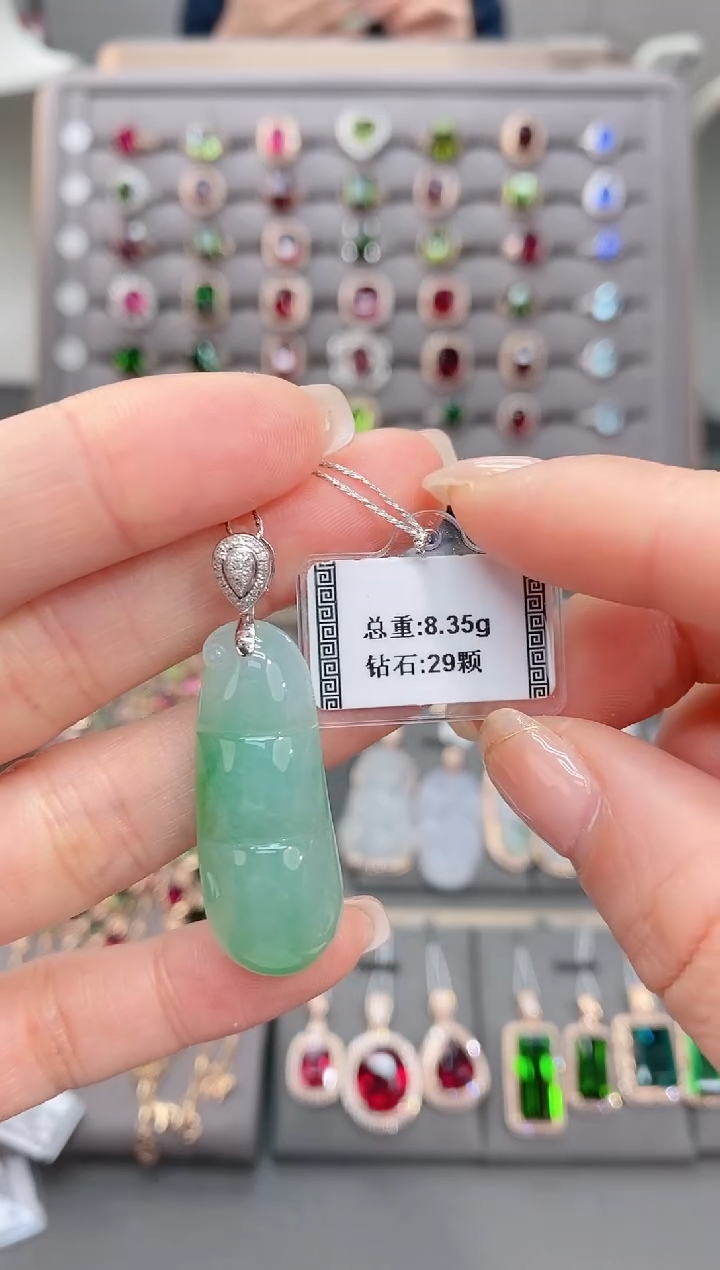 颈饰18K金镶嵌翡翠8.35       