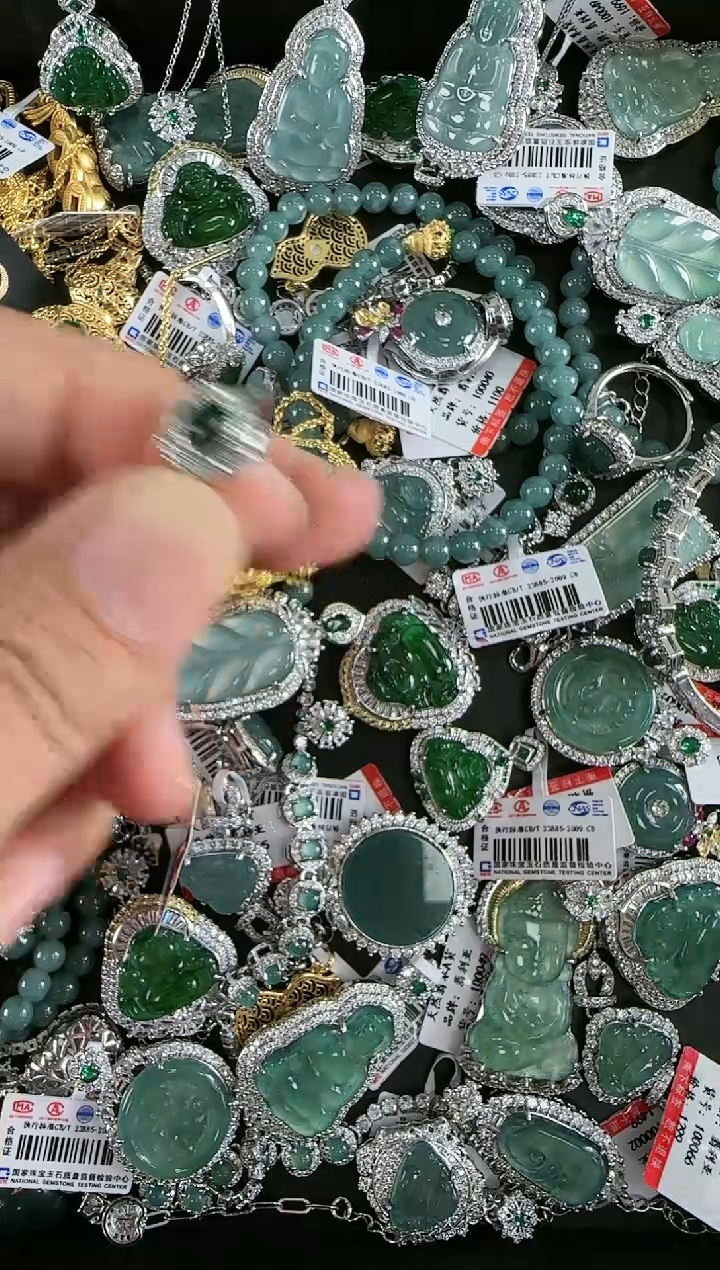 【闪购商品】翡翠吊坠(赠链)未镶嵌天然翡翠A货