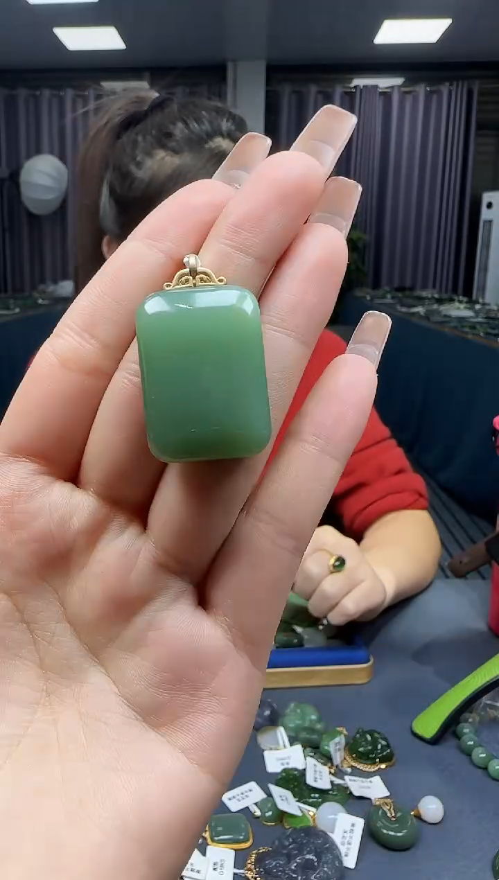 【闪购商品】和田玉挂件18K金镶嵌1