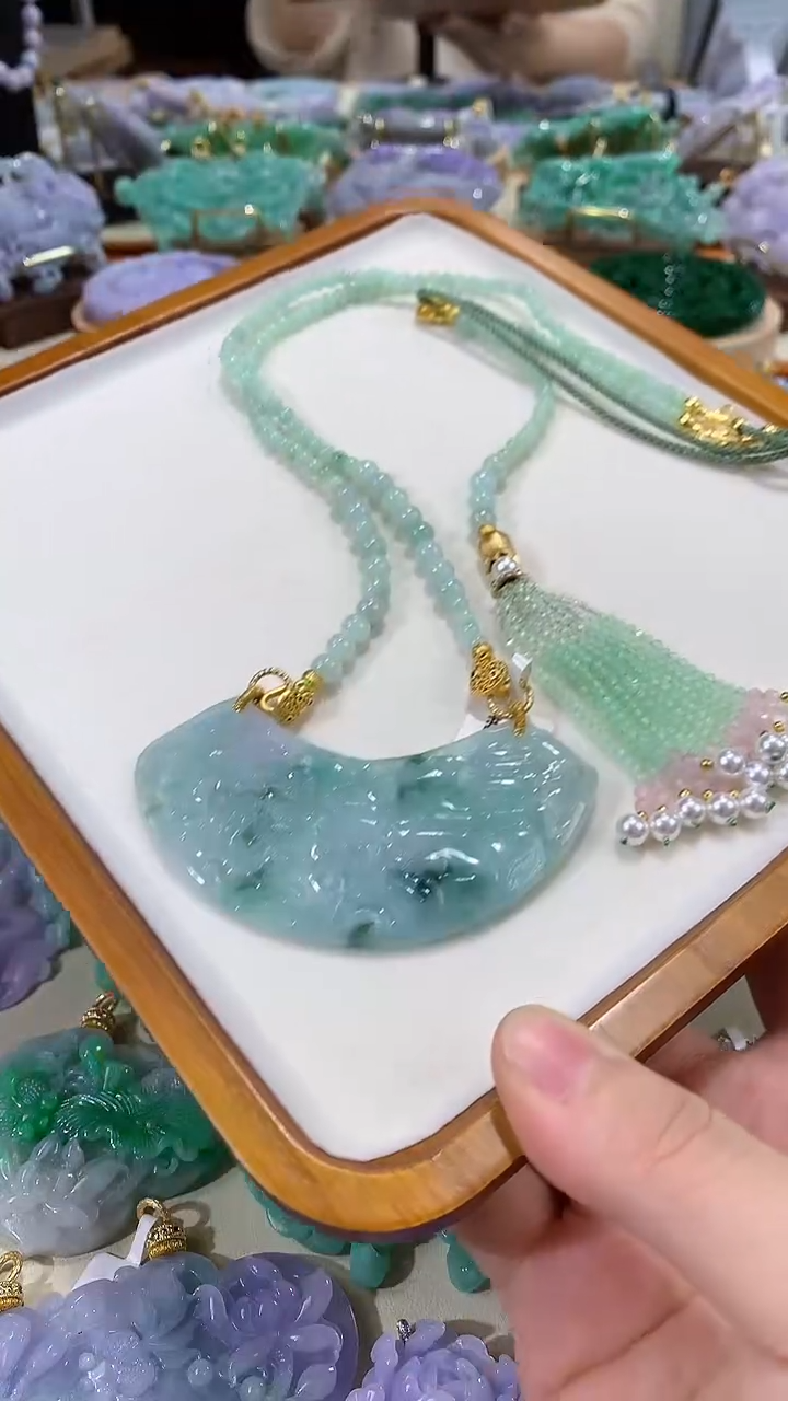 颈饰未镶嵌翡翠吊坠