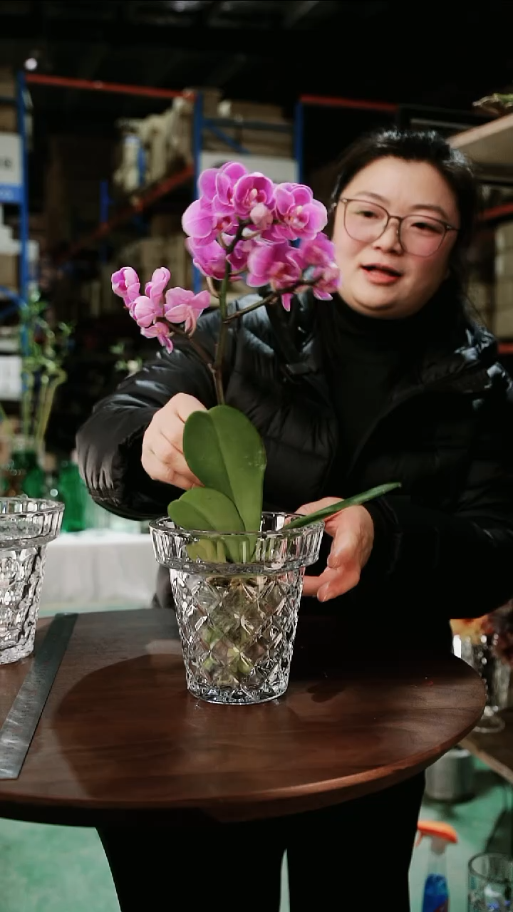 蝴蝶兰浮雕法式花瓶