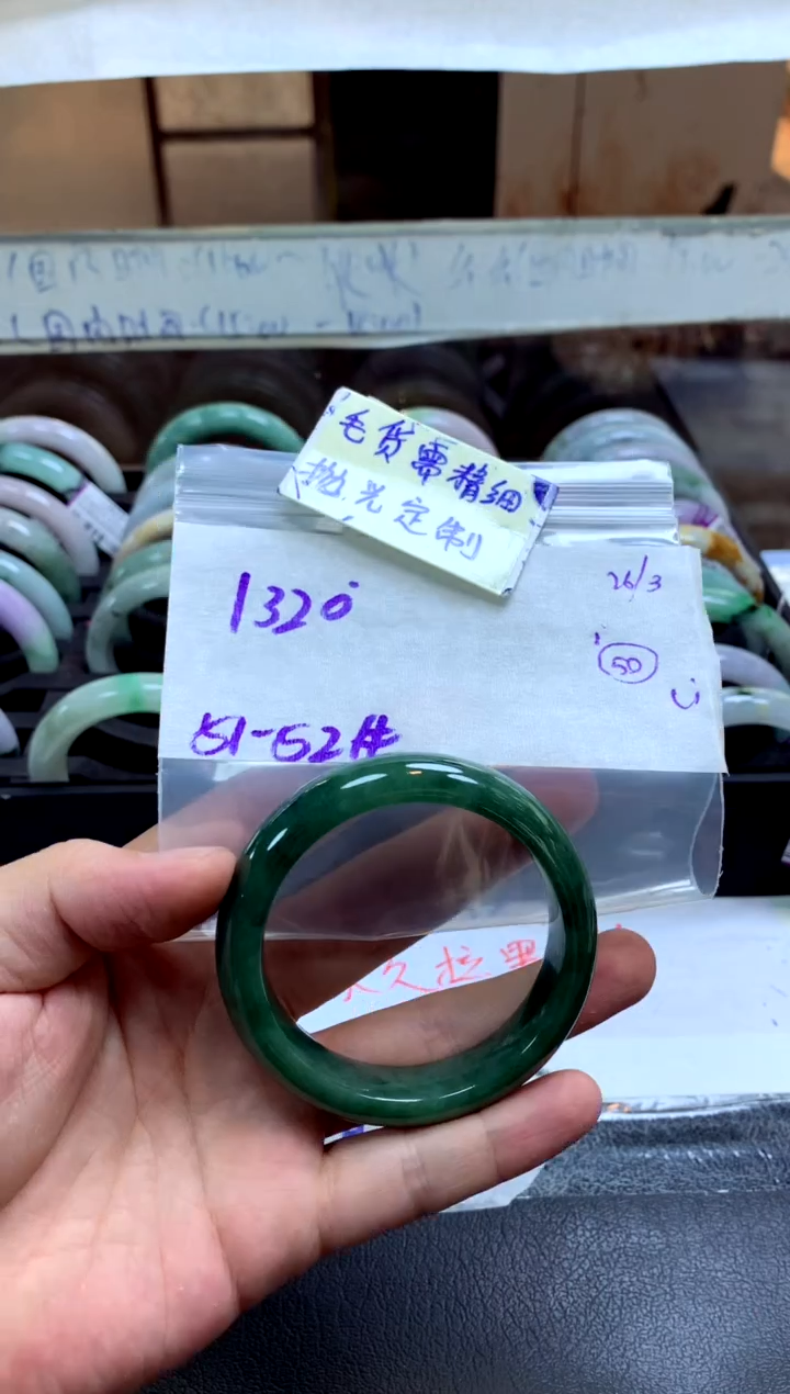 定制翡翠未镶嵌手镯毛货需精细抛光+多人