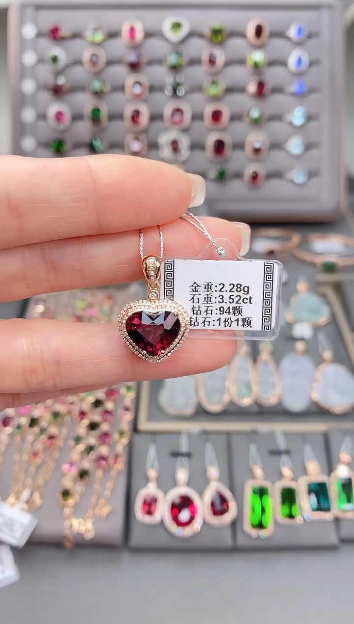 颈饰18K金镶嵌碧玺3.52      