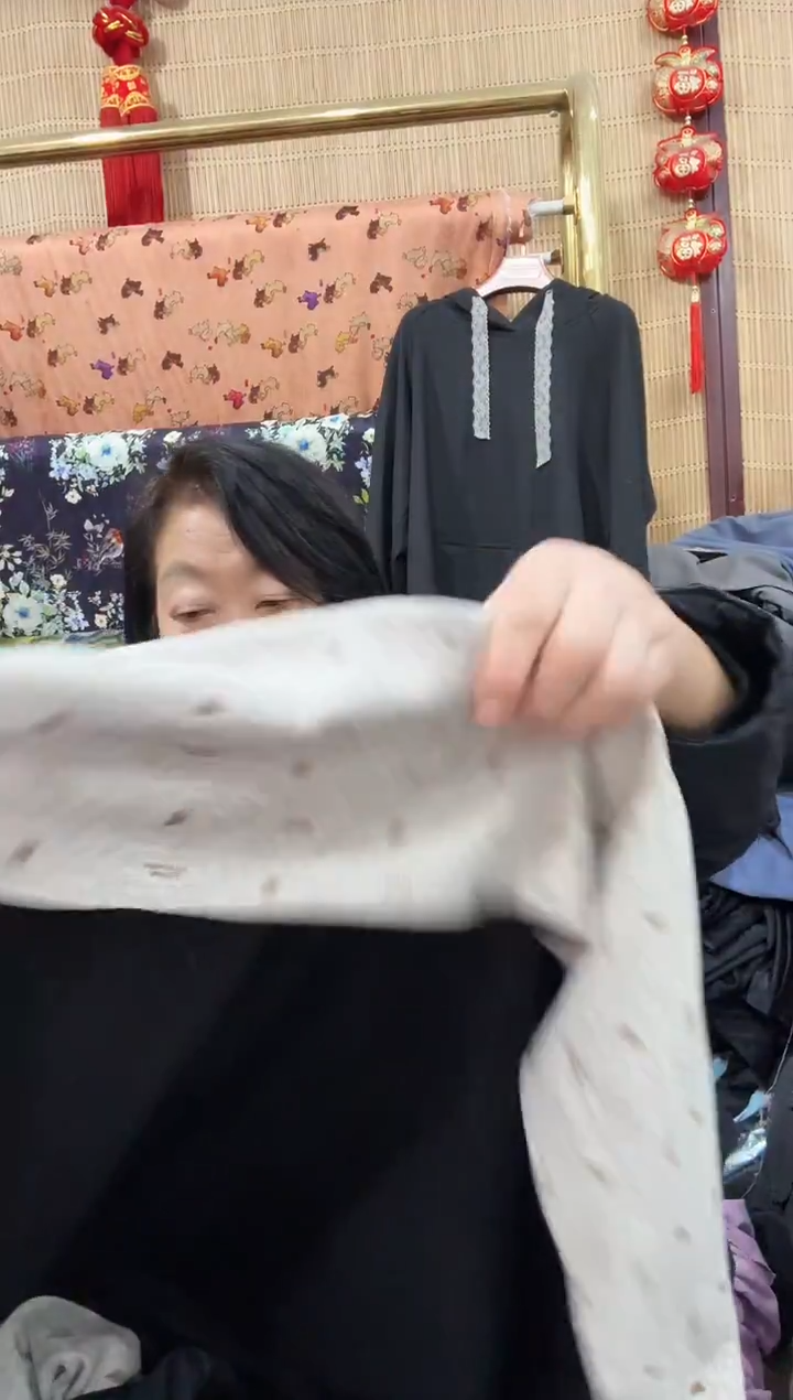 双向石墨烯黑色两米残布（有小洞）处理无售后介意勿拍 