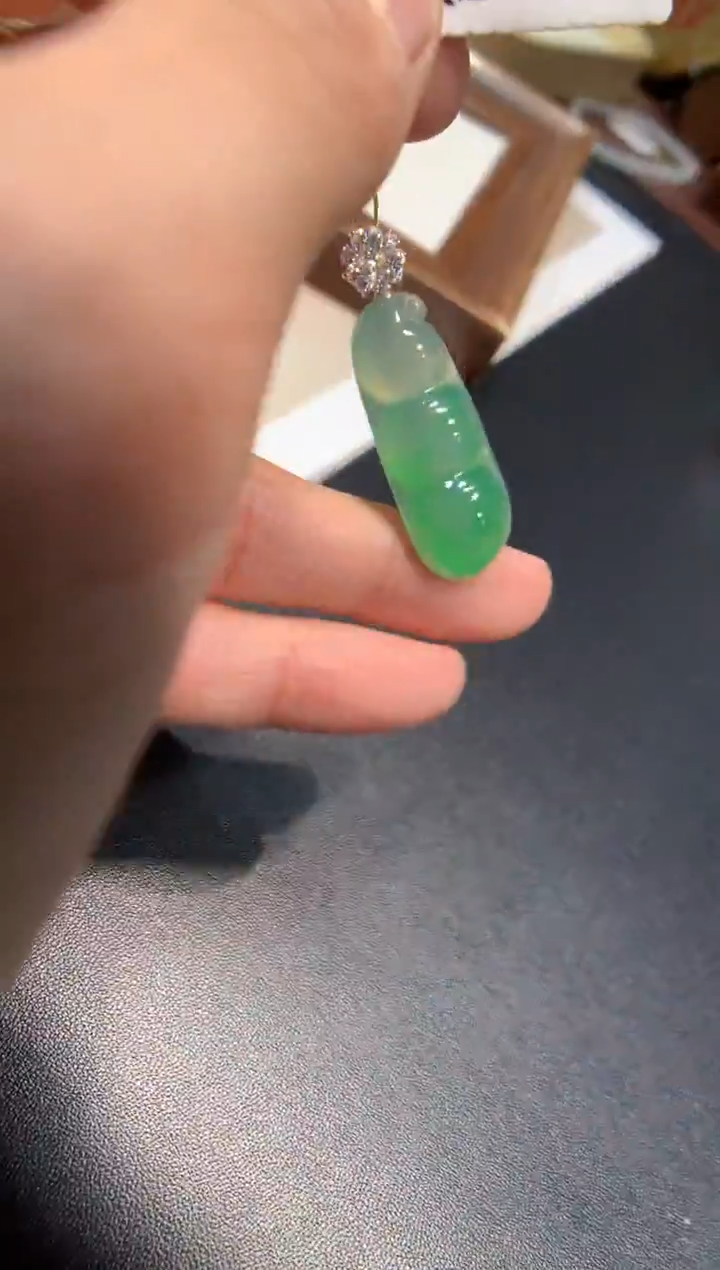 颈饰18K金镶嵌翡翠福豆