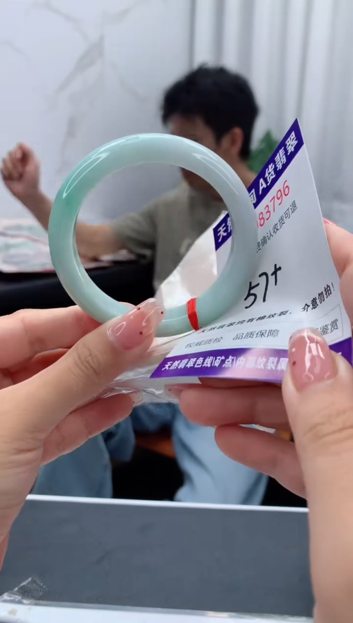 未镶嵌手镯翡翠有纹，完美者勿拍