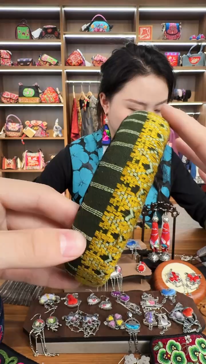 【闪购商品】织绣158蒙阿苏苗绣传承