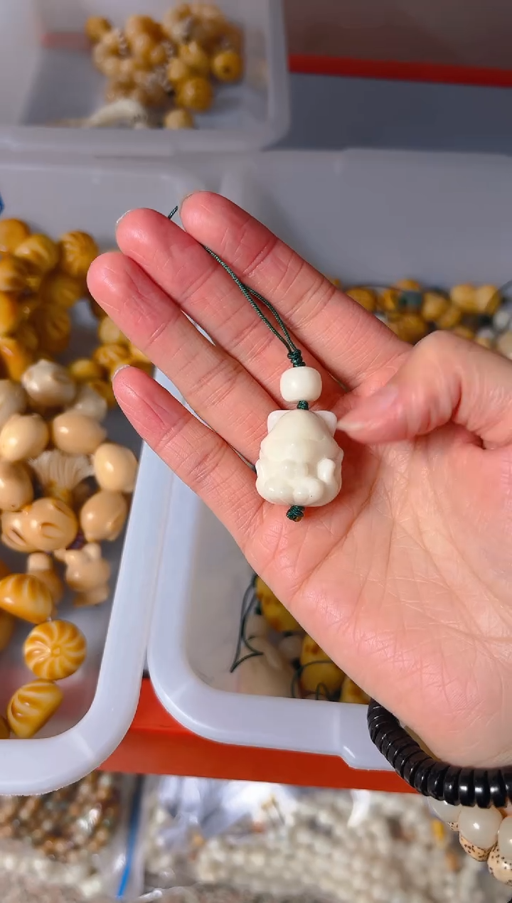 吊坠菩提根/象牙果白色凤九挂件