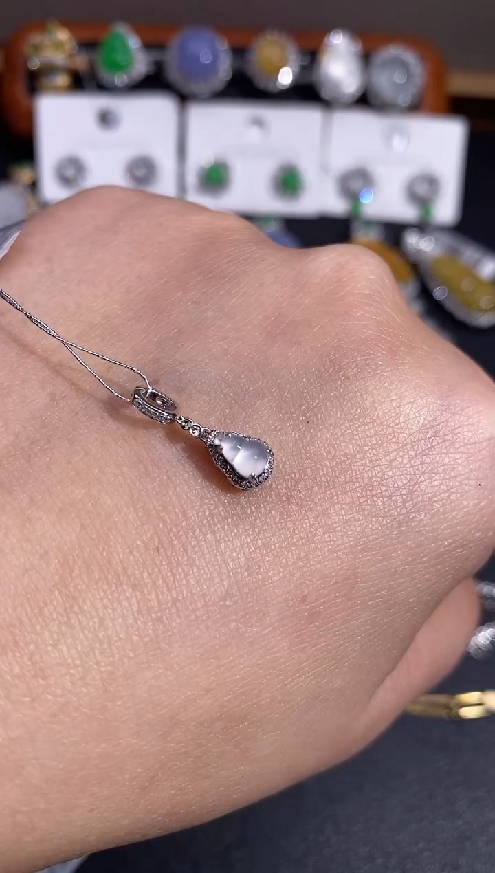 【闪购商品】翡翠吊坠(不含链)18K金镶嵌吊坠