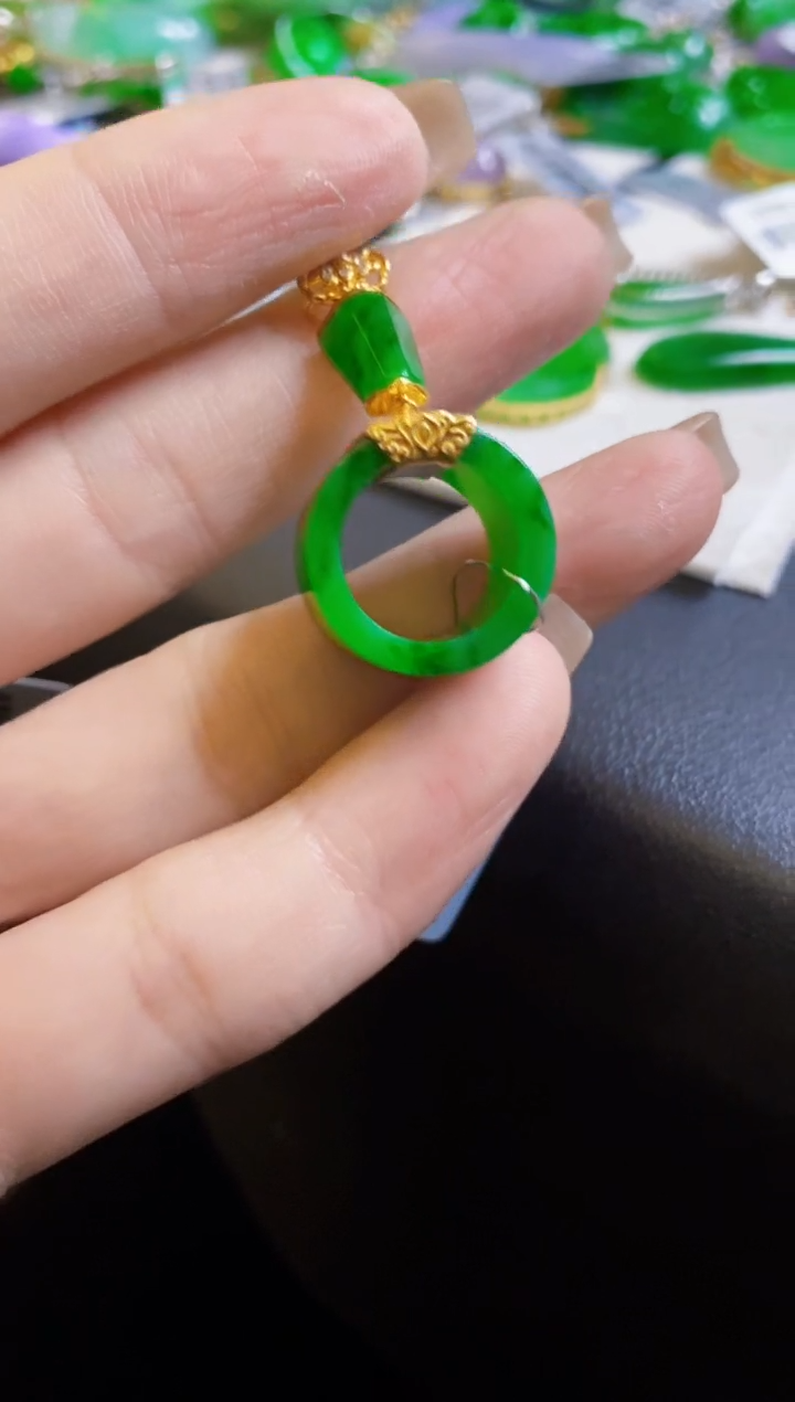 【闪购商品】定制翡翠18K金镶嵌吊坠