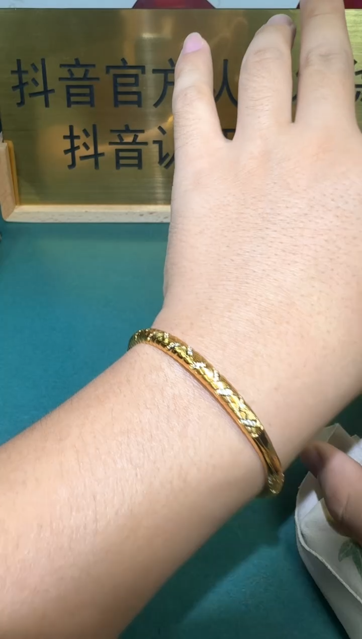 18K金镶嵌手镯钻石1