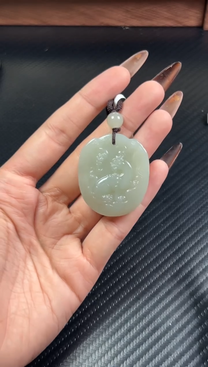 吊坠(赠链)未镶嵌和田玉且末近矿微色差吊坠k