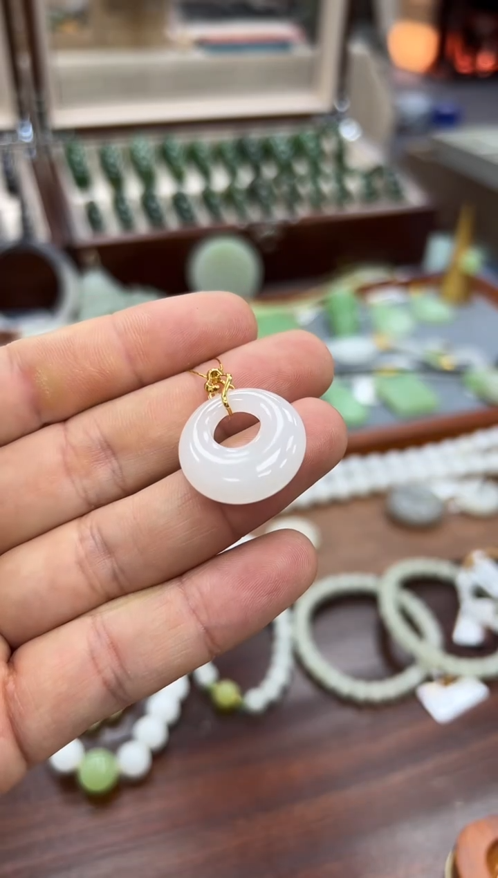 【闪购商品】和田玉吊坠18K金镶嵌环环相扣野牛沟