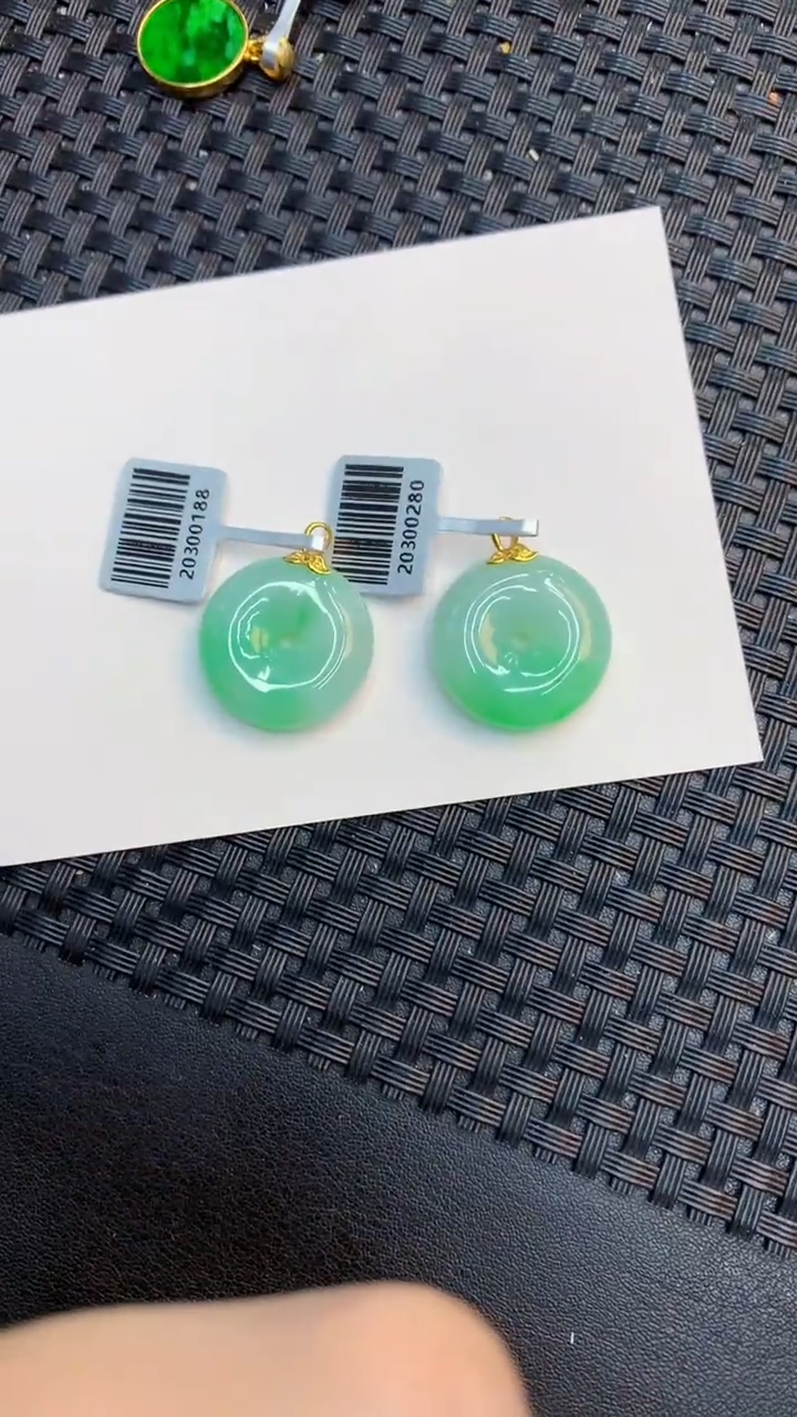 翡翠18K金镶嵌颈饰            8