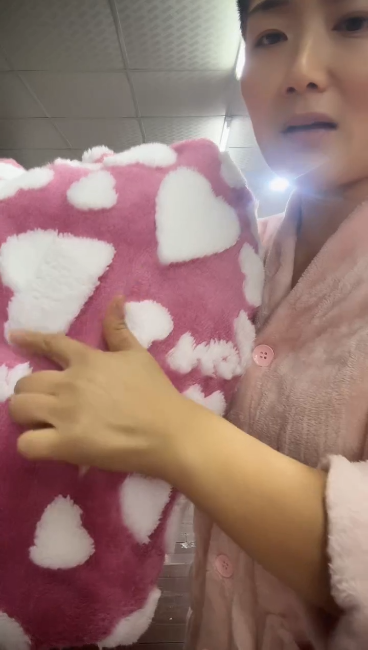 法兰绒发粉红色小爱心毛毯2*1.8