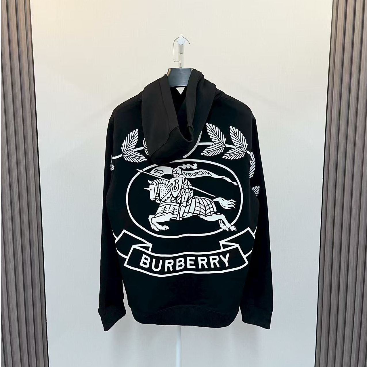 未使用 BURBERRY/博柏利 /背后战马大logo休闲黑色帽衫/尺码M