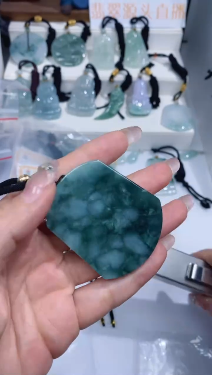 颈饰未镶嵌翡翠吊坠