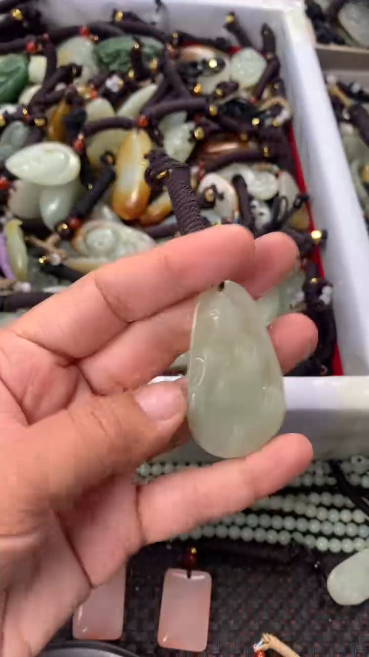 【闪购商品】和田玉颈饰未镶嵌多样性发货没有证书，拍一发一.有瑕