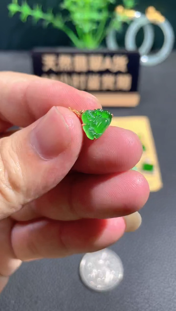 翡翠18K金镶嵌颈饰翡翠