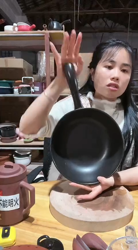 陶大瑕疵24黑色手把锅不带盖不圆