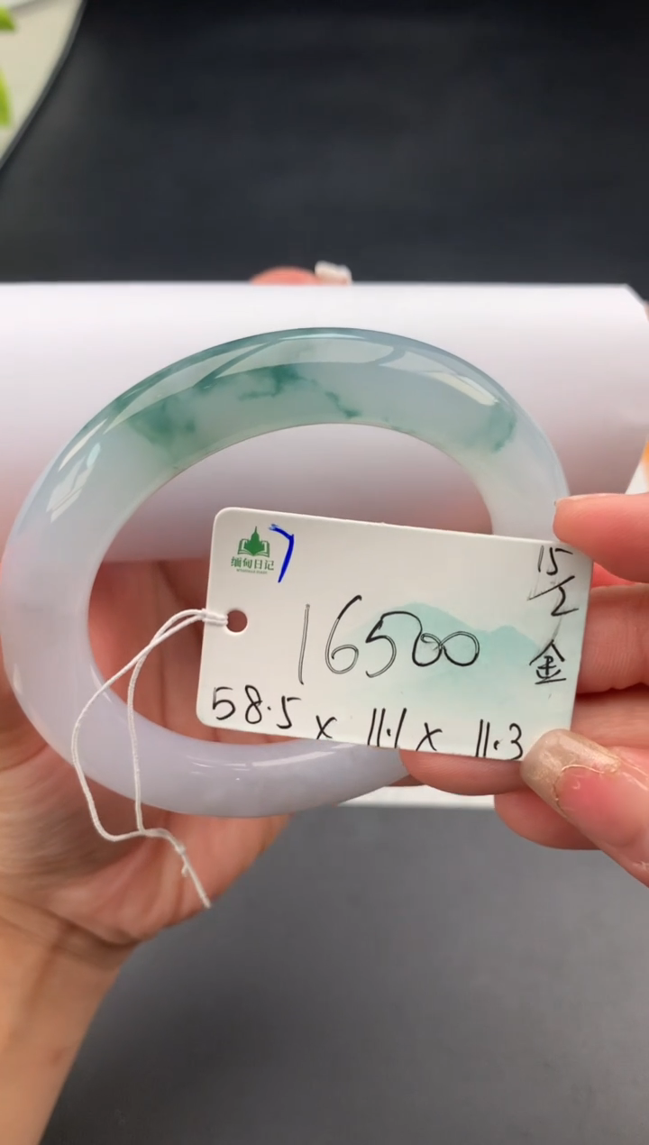 【闪购商品】翡翠手镯未镶嵌 #情人节#送礼，下单联系客服核对地址~
