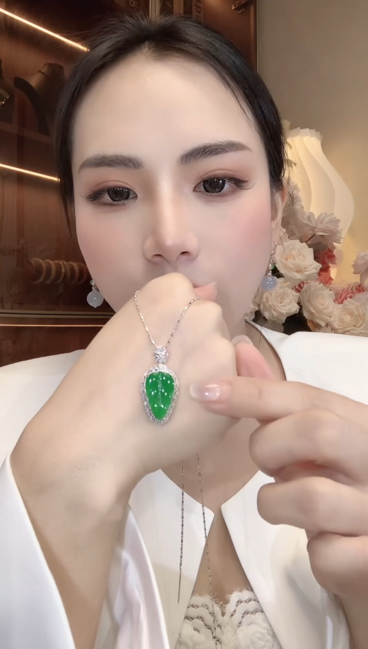 【闪购商品】翡翠吊坠(不含链)18K金镶嵌A75