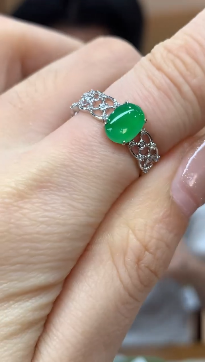 18K金镶嵌戒指翡翠戒指