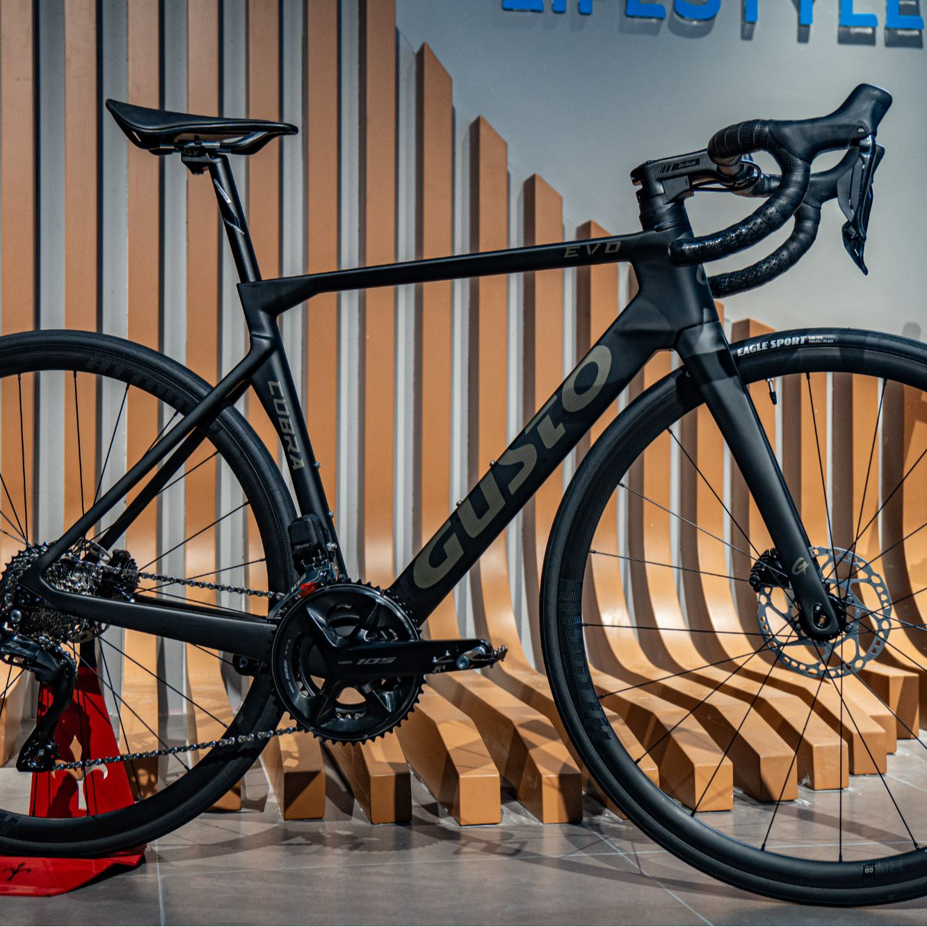 GUSTO碳纤维公路车