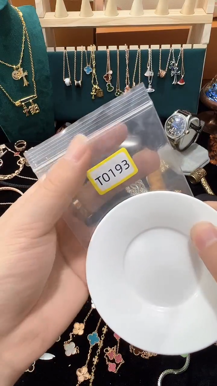 瓷片彧贤聚宝阁彧贤聚宝阁