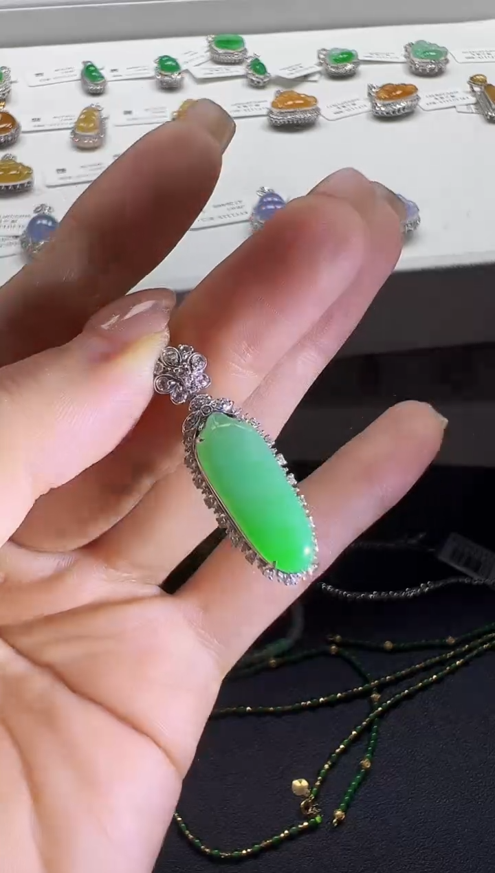 颈饰18K金镶嵌翡翠KFL1115-012