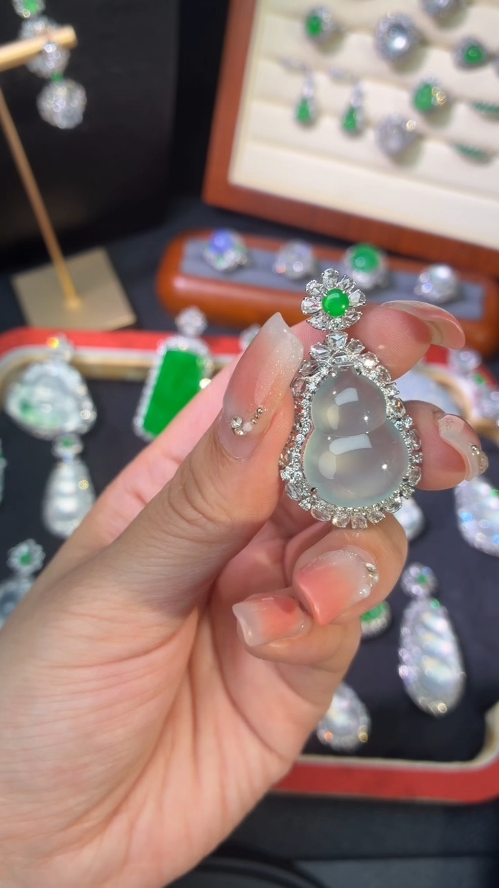 颈饰18K金镶嵌翡翠葫芦