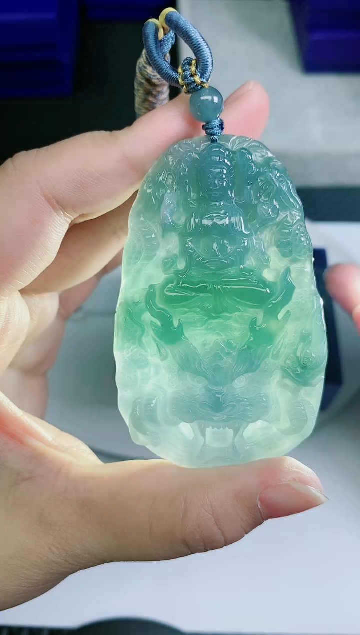 翡翠未镶嵌颈饰         